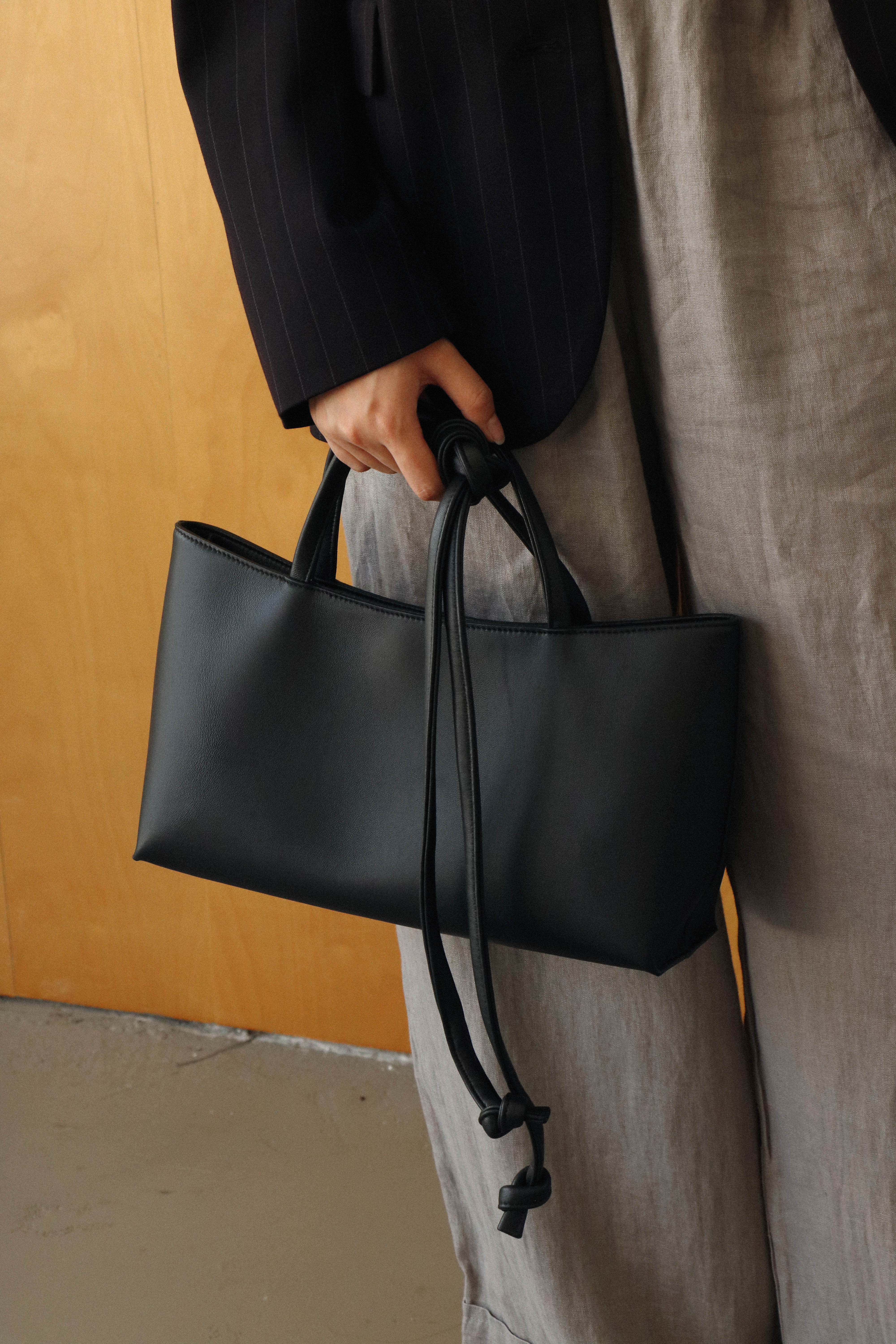 A Roam 2 Way Bag Black
